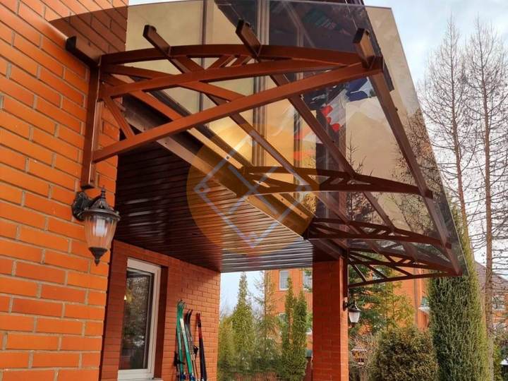 полуарочный навес к дому из поликарбоната