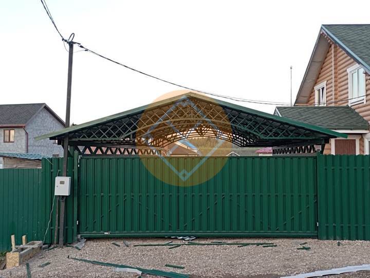 двускатный навес из металлочерепицы зеленого цвета
