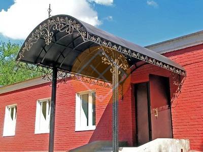 Навес с ковкой над крыльцом