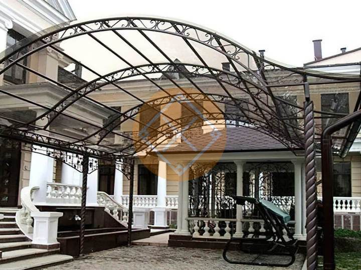 двускатный навес с коваными элементами