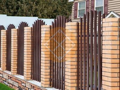 Односторонний забор из евроштакетника П-образного