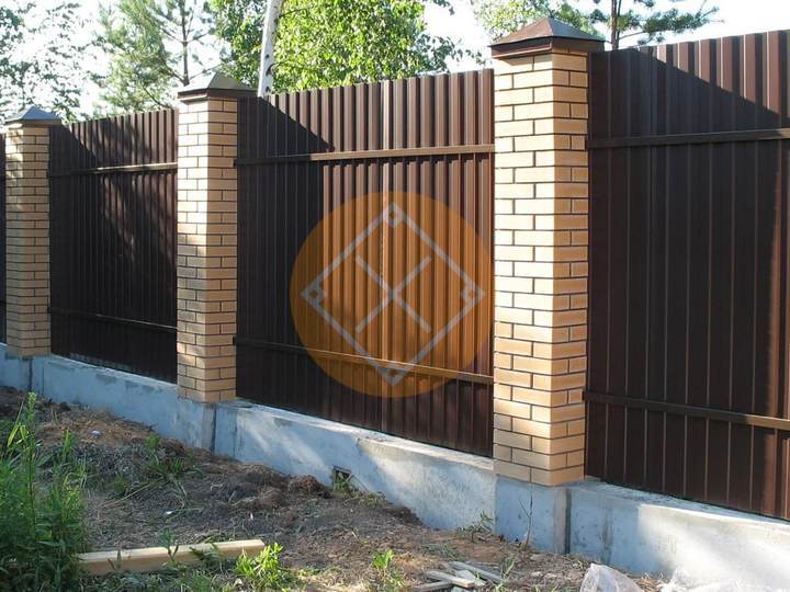 забор с кирпичными столбами, заполнение профнастил