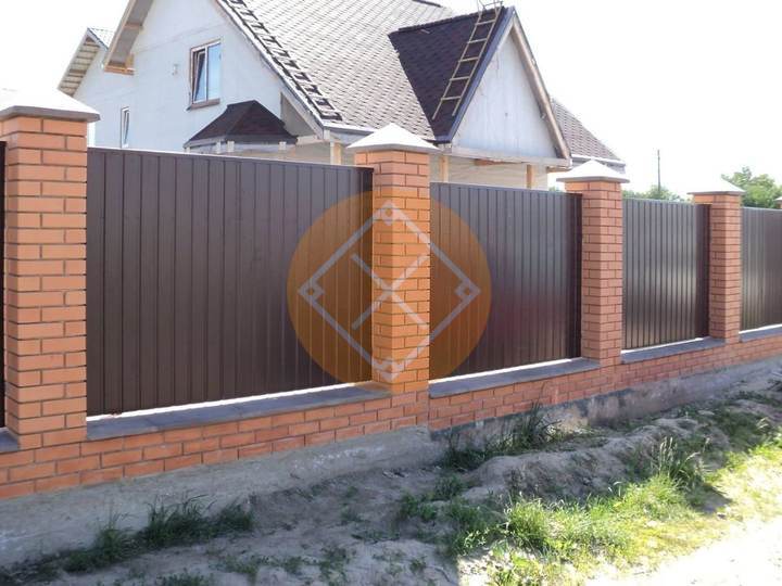забор из профнастила с кирпичными столбами