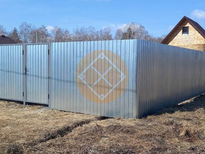 забор из оцинкованного профнастила, общий вид