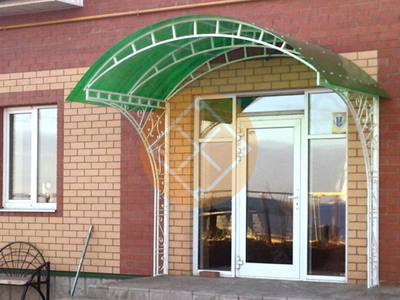 Козырек с монолитным поликарбонатом и арочной крышей