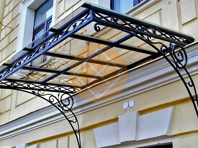 Козырек с монолитным поликарбонатом и односкатной крышей