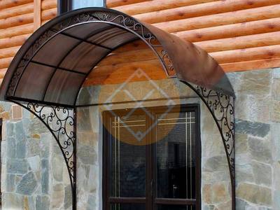 Металлический козырек с профилированным поликарбонатом и арочной крышей