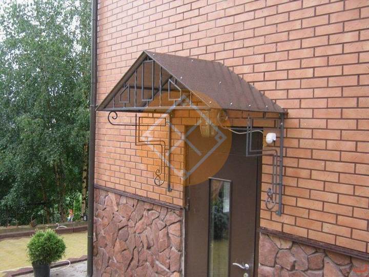 двускатный козырек к дому