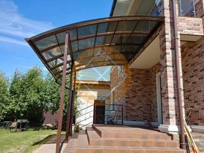 Стальной односкатный навес над крыльцом дома