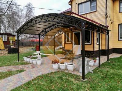 Стальной навес над крыльцом загородного дома