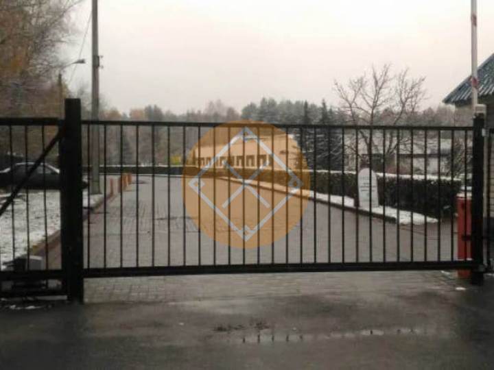 откатные решетчатые ворота черного цвета