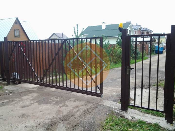 откатные решетчатые ворота с маячком открывания