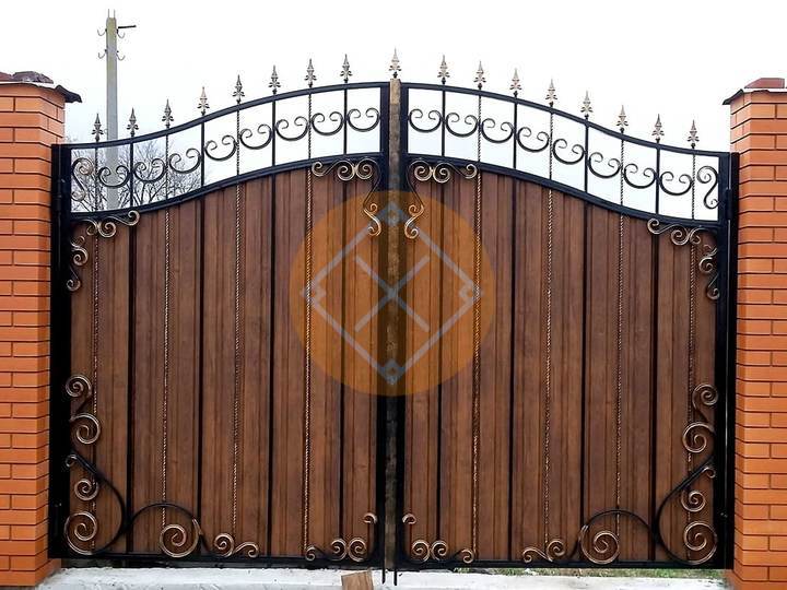 кованые распашные ворота из штакетника
