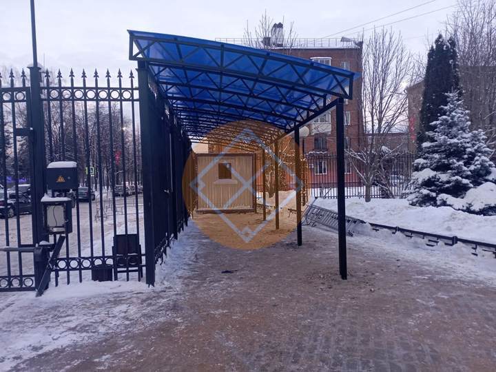 полуарочный навес из поликарбоната