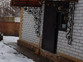 козырек из профилированного поликарбоната с ковкой